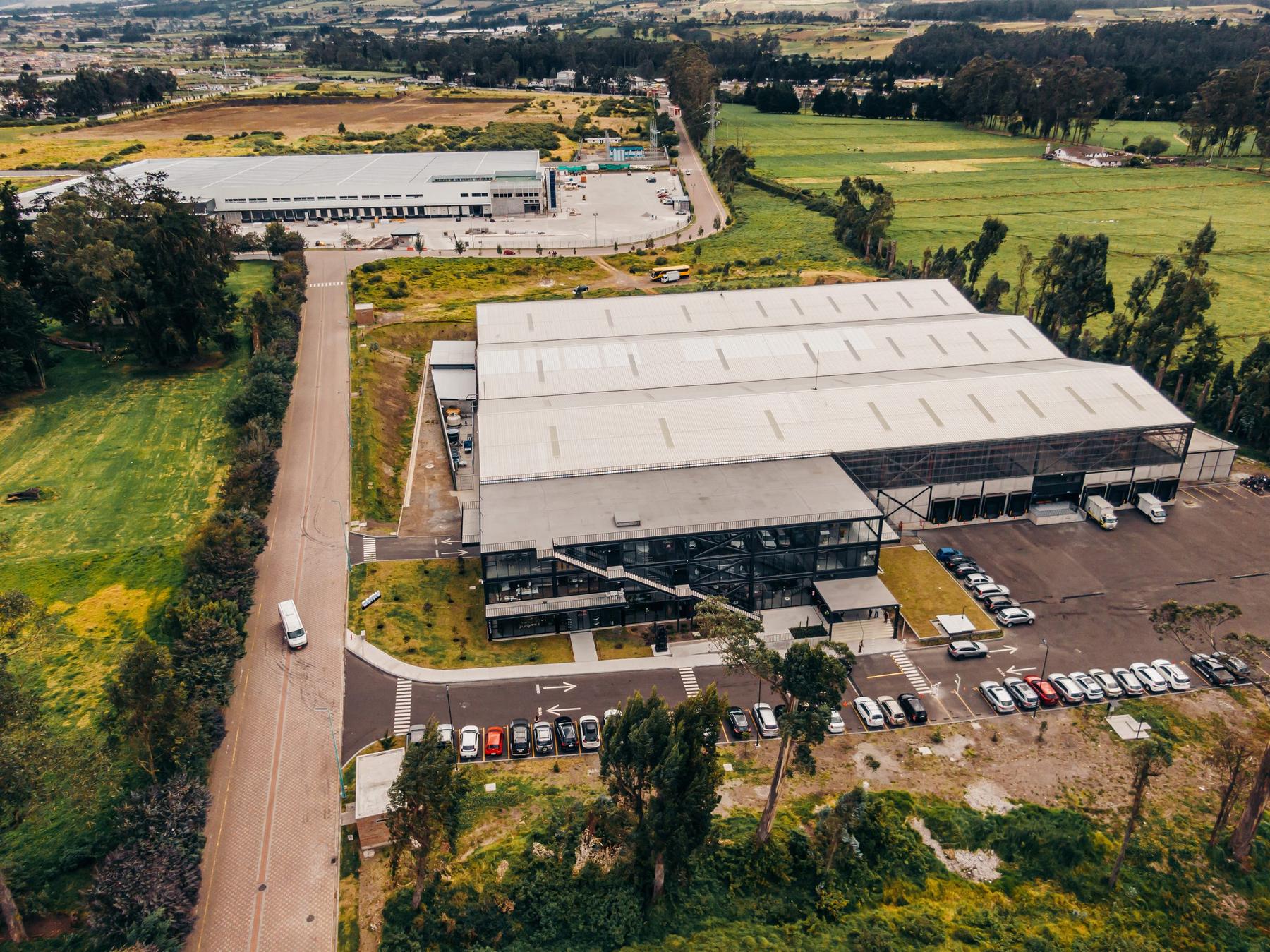 Parque industrial en el sur de Quito: vista aérea de El Obraje sobre la Panamericana Sur E35