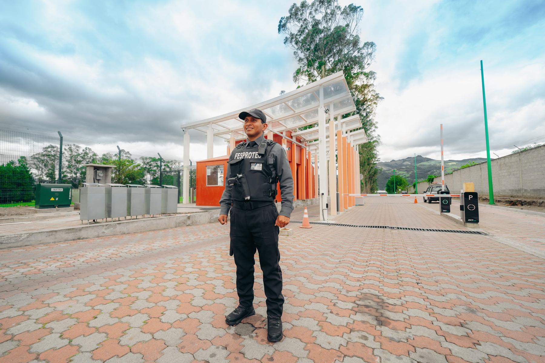 Guardia en la garita de acceso del parque
