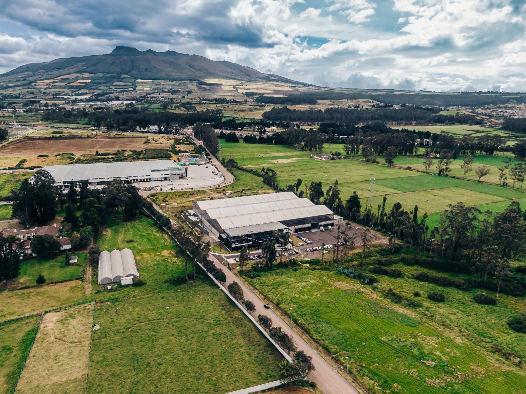 Vista general del Parque Industrial El Obraje y el valle de Machachi con la cordillera al fondo